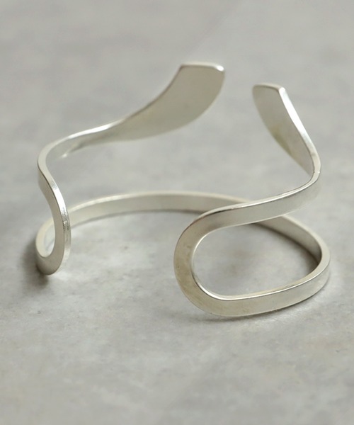 antiqua（アンティカ）の「カーブライン 重ね付け風 バングル（バングル/リストバンド・レディース・シルバー/ゴールド・フリー）」の12枚目の写真