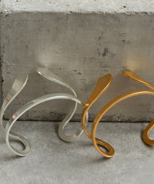 antiqua（アンティカ）の「カーブライン 重ね付け風 バングル（バングル/リストバンド・レディース・シルバー/ゴールド・フリー）」の13枚目の写真