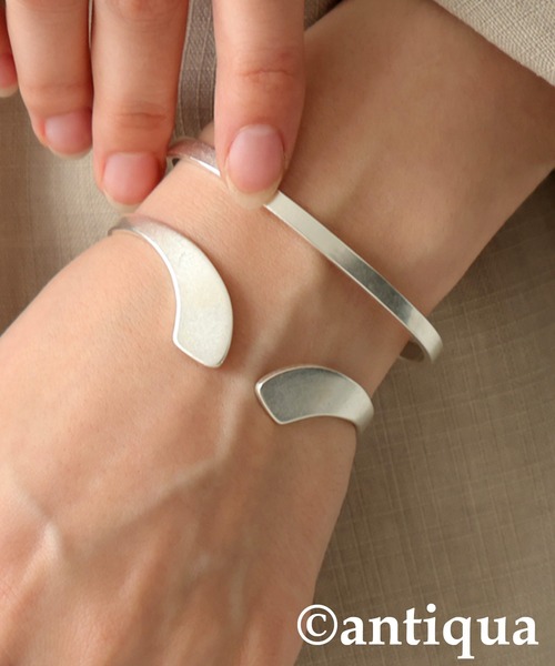 antiqua（アンティカ）の「カーブライン 重ね付け風 バングル（バングル/リストバンド・レディース・シルバー/ゴールド・フリー）」の3枚目の写真