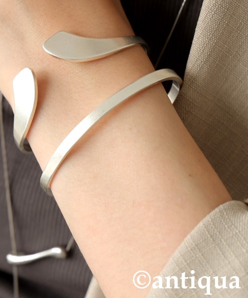 antiqua（アンティカ）の「カーブライン 重ね付け風 バングル（バングル/リストバンド・レディース・シルバー/ゴールド・フリー）」の5枚目の写真
