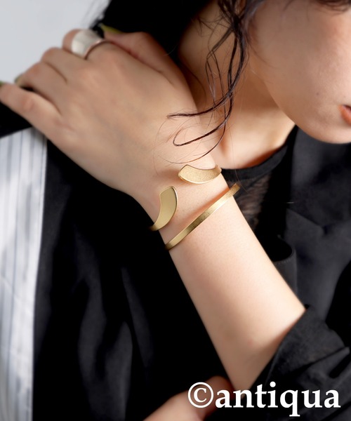 antiqua（アンティカ）の「カーブライン 重ね付け風 バングル（バングル/リストバンド・レディース・シルバー/ゴールド・フリー）」の8枚目の写真