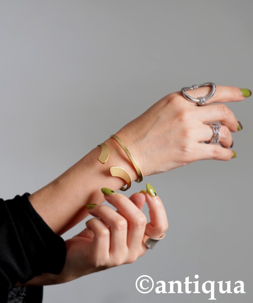 antiqua（アンティカ）の「カーブライン 重ね付け風 バングル（バングル/リストバンド・レディース・シルバー/ゴールド・フリー）」の9枚目の写真