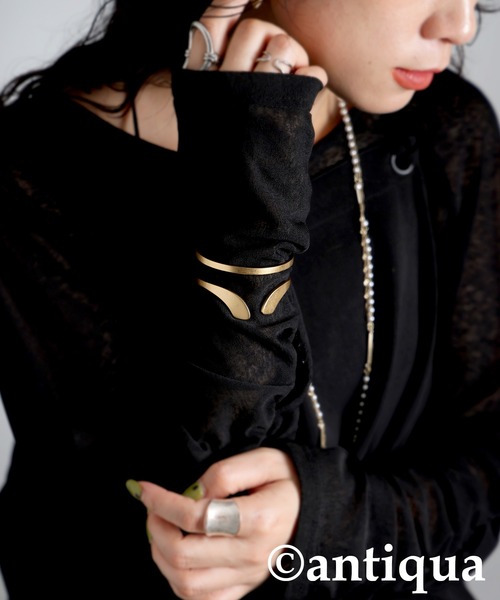 antiqua（アンティカ）の「カーブライン 重ね付け風 バングル（バングル/リストバンド・レディース・シルバー/ゴールド・フリー）」の10枚目の写真