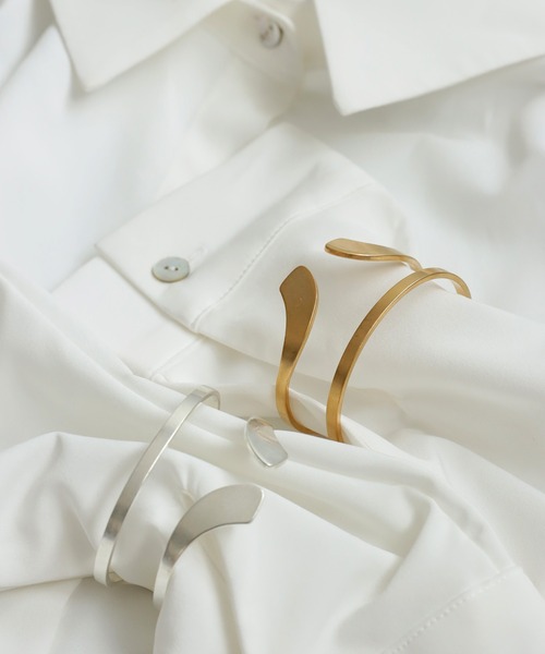antiqua（アンティカ）の「カーブライン 重ね付け風 バングル（バングル/リストバンド・レディース・シルバー/ゴールド・フリー）」の11枚目の写真