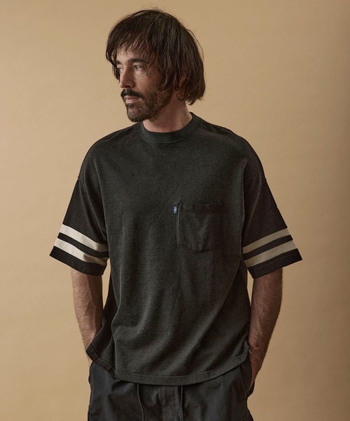 GORDON MILLER(ゴードンミラー)の「REMI RELIEF GORDON MILLER別注 S/S Tシャツ(Tシャツ/カットソー・メンズ・チャコールグレー/オフホワイト・M/L)」の1枚目の写真
