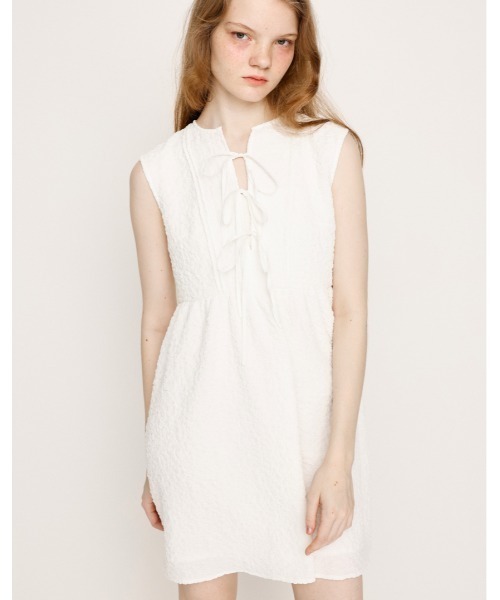 SLY(スライ)の「FLOATING CLOTH RIBBON N/S S/OP フローティング クロス リボン ノースリーブ ショート ワンピース 夏服(ワンピース・レディース・オフホワイト/ブラック・FREE)」の1枚目の写真