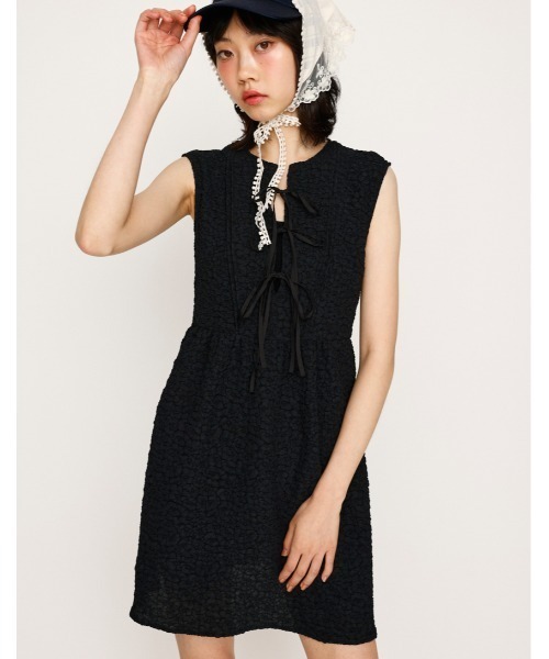 SLY(スライ)の「FLOATING CLOTH RIBBON N/S S/OP フローティング クロス リボン ノースリーブ ショート ワンピース 夏服(ワンピース・レディース・オフホワイト/ブラック・FREE)」の2枚目の写真