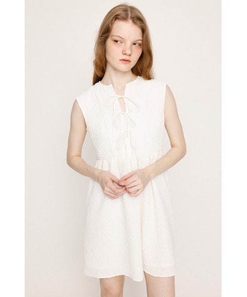 SLY(スライ)の「FLOATING CLOTH RIBBON N/S S/OP フローティング クロス リボン ノースリーブ ショート ワンピース 夏服(ワンピース・レディース・オフホワイト/ブラック・FREE)」の4枚目の写真