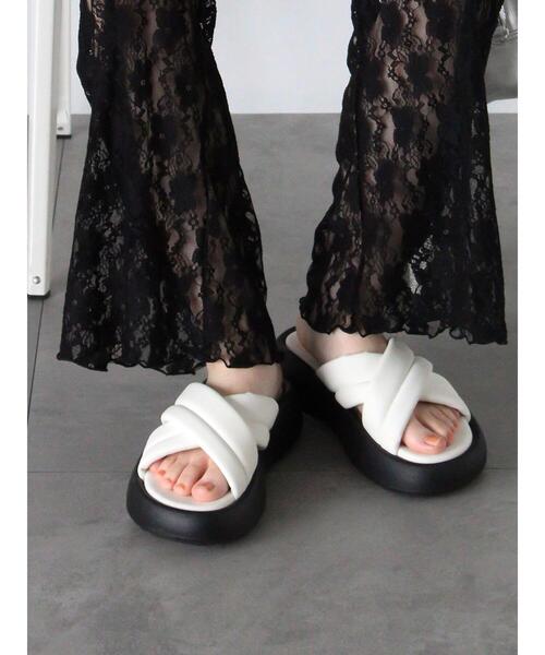 ehka sopo(エヘカソポ)の「クロスボリュームサンダル(サンダル・レディース・オフホワイト/ブラック/ベージュ・M/L)」の4枚目の写真