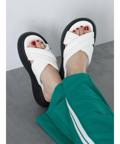 ehka sopo(エヘカソポ)の「クロスボリュームサンダル(サンダル・レディース・オフホワイト/ブラック/ベージュ・M/L)」の5枚目の写真