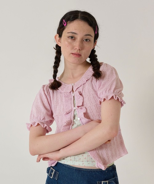 TINA:JOJUN(ティーナジョジュン)の「フリル付き 半袖ニットカーディガン TINA:JOJUN(カーディガン/ボレロ・レディース・ピンク/ネイビー・M)」の4枚目の写真