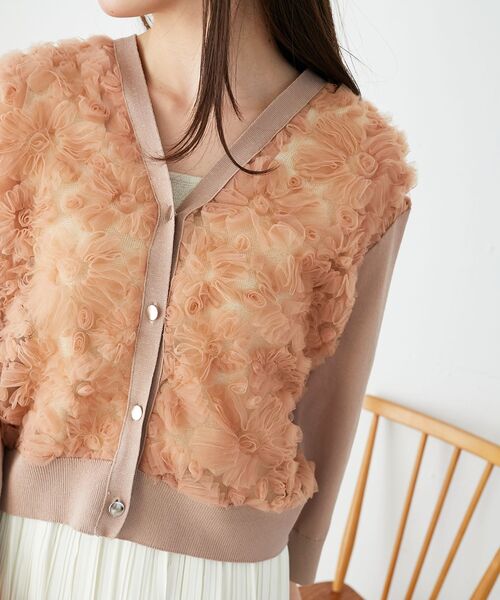 le.coeur blanc（ルクールブラン）の「《手洗い可能》チュール刺繍Vネックカーディガン（カーディガン/ボレロ・レディース・ブラック/ピンクベージュ/アイボリー/グレー/ブラウン/ベージュ・38）」の6枚目の写真