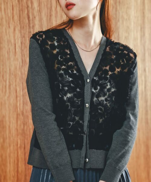 le.coeur blanc（ルクールブラン）の「《手洗い可能》チュール刺繍Vネックカーディガン（カーディガン/ボレロ・レディース・ブラック/ピンクベージュ/アイボリー/グレー/ブラウン/ベージュ・38）」の4枚目の写真