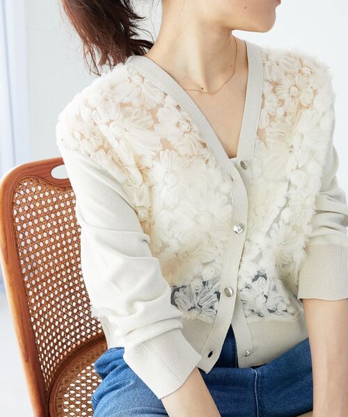 le.coeur blanc（ルクールブラン）の「《手洗い可能》チュール刺繍Vネックカーディガン（カーディガン/ボレロ・レディース・ブラック/ピンクベージュ/アイボリー/グレー/ブラウン/ベージュ・38）」の2枚目の写真