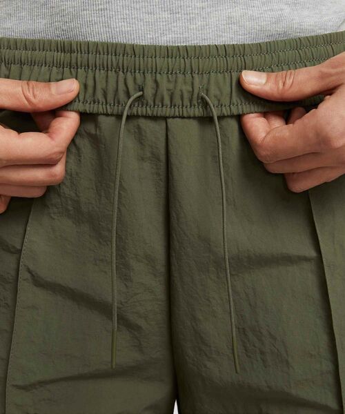 NIKE（ナイキ）の「ナイキ スポーツウェア エブリシング ウーブン ウィメンズ ミッドライズ オープンヘム パンツ / Nike Sportswear Everything Wovens Women's Mid-Rise Open-Hem Pants FQ3589-222 Medium Olive（その他パンツ・レディース・オリーブ・S/XS/L/M/XL）」の4枚目の写真