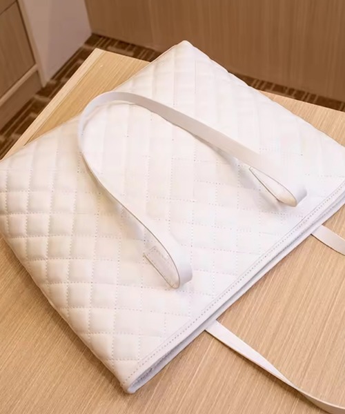 VIBGYOR(ヴィブジョー)の「urbanfemine./キルティングデザイントートバッグ U7532(トートバッグ・レディース・ベージュ/ブラック/レッド/ホワイト・FREE)」の6枚目の写真