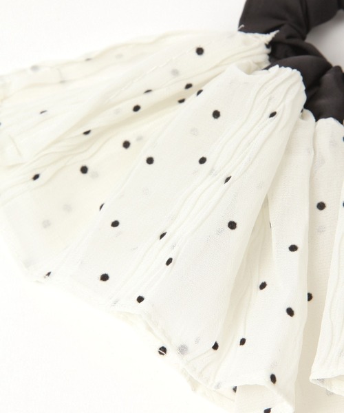 LAKOLE（ラコレ）の「ドットドレープシュシュ / 589761（シュシュ・レディース・ブラック/オフホワイト・FREE）」の5枚目の写真