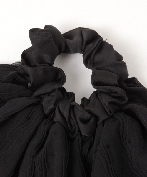 LAKOLE（ラコレ）の「ドットドレープシュシュ / 589761（シュシュ・レディース・ブラック/オフホワイト・FREE）」の4枚目の写真