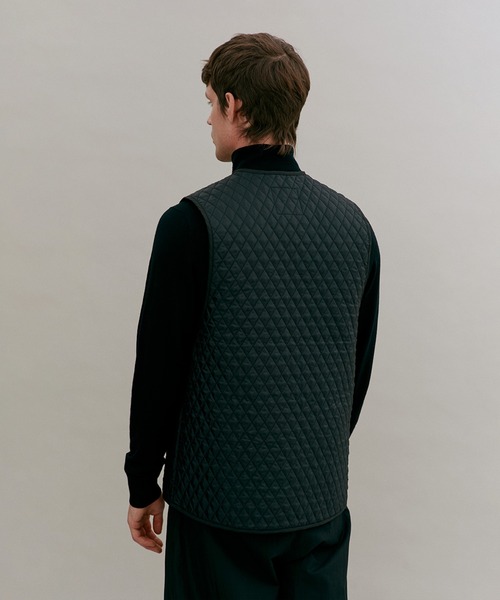 LAVENHAM（ラベンハム）の「Black Edition Zipped Gilet Mens / ブラック エディション ジップド ジレ メンズ（ベスト・メンズ・ブラック/ライトカーキ・L/M/S）」の9枚目の写真