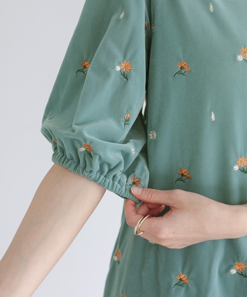 somari imagination（ソマリ イマジネーション）の「花柄刺繍ベロアカットソー（Tシャツ/カットソー・レディース・ブラック・2/1）」の9枚目の写真