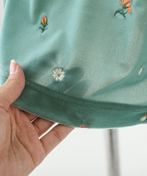somari imagination（ソマリ イマジネーション）の「花柄刺繍ベロアカットソー（Tシャツ/カットソー・レディース・ブラック・2/1）」の5枚目の写真