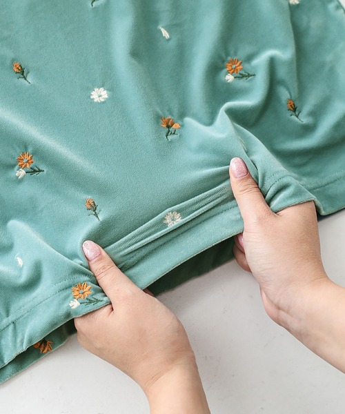 somari imagination（ソマリ イマジネーション）の「花柄刺繍ベロアカットソー（Tシャツ/カットソー・レディース・ブラック・2/1）」の4枚目の写真