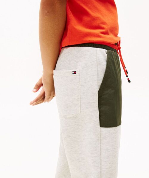 TOMMY HILFIGER（トミーヒルフィガー）の「BOYS ファブリックミックスカラーブロックスウェットパンツ（スウェットパンツ・キッズ・ライトグレー・140cm/150cm/160cm/130cm）」の4枚目の写真