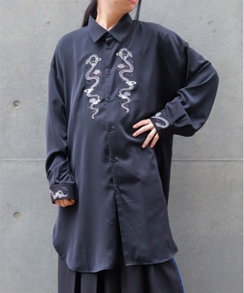 REZEN(リゼン)の「蛇×蓮刺繍ロングシャツ(シャツ/ブラウス・メンズ・ライトグレー/ローズ/レッドパープル・LARGE/MEDIUM)」の2枚目の写真