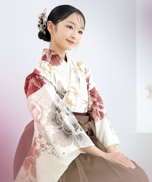 SOUBIEN(ソウビエン)の「【floro by SOUBIEN】ハイジュニア袴4点セット(着物・襦袢・下帯・袴)(着物・キッズ・グリーン系その他/ネイビー×ホワイト/バーガンディー/レッド系その他3/レンガ/ブラック系その他/ネイビー系/クリーム/レッド系その他2/グリーン系その他4/ホワイト×レッド/ピンク系その他/レッド系その他4/ホワイト×グレー/モスグリーン系/ダークネイビー/グリーン系その他2/ホワイト系その他/グリーン系その他3/レッド系その他/ブラック系その他2/インディゴブルー・SS/S/M/L/LL)」の4枚目の写真