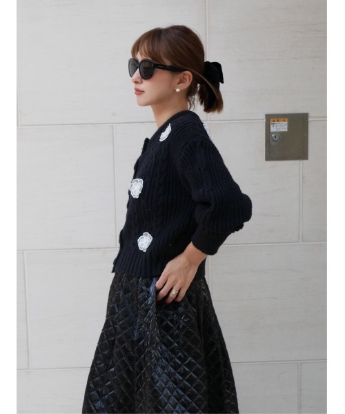 BeBeoD(べベッド)の「フラワーモチーフケーブルニットカーディガン(Tシャツ/カットソー・レディース・アイボリー/ブラック/グレー・フリー)」の9枚目の写真