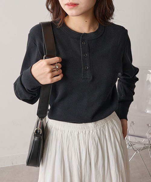 HANES(ヘインズ)の「【Hanes】ヘンリーネックロングスリーブ HM4-S104(Tシャツ/カットソー・レディース・グレー/ブラック/ホワイト・M/L)」の2枚目の写真