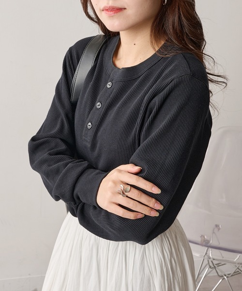 HANES(ヘインズ)の「【Hanes】ヘンリーネックロングスリーブ HM4-S104(Tシャツ/カットソー・レディース・グレー/ブラック/ホワイト・M/L)」の13枚目の写真