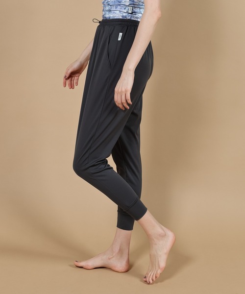 Julier Yoga and Relax（ジュリエヨガアンドリラックス）の「Julier ジェントルスムースギャザーパンツ（その他パンツ・レディース・チャコール/ベージュ・1/0）」の4枚目の写真