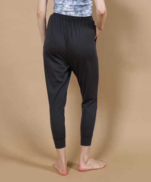 Julier Yoga and Relax（ジュリエヨガアンドリラックス）の「Julier ジェントルスムースギャザーパンツ（その他パンツ・レディース・チャコール/ベージュ・1/0）」の5枚目の写真