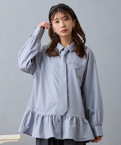 NICOLE CLUB(ニコル クラブ)の「ペプラムデザインブラウス(シャツ/ブラウス・レディース・チャコール/オフホワイト/サックスブルー・MEDIUM)」の3枚目の写真