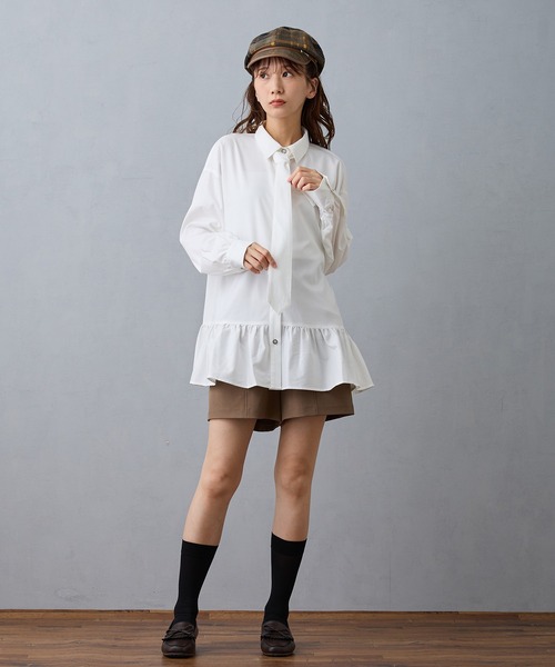 NICOLE CLUB(ニコル クラブ)の「ペプラムデザインブラウス(シャツ/ブラウス・レディース・チャコール/オフホワイト/サックスブルー・MEDIUM)」の4枚目の写真