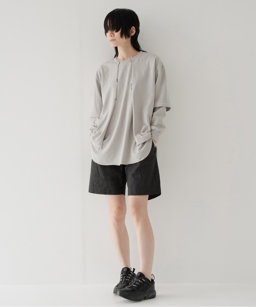 RYU(リュー)の「paper-like cotton one-tuck shorts(その他パンツ・メンズ・ブラック/グレイッシュベージュ・2/4)」の18枚目の写真