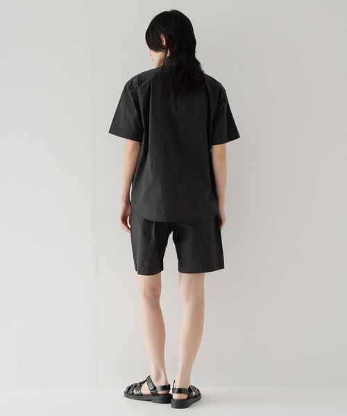 RYU(リュー)の「paper-like cotton one-tuck shorts(その他パンツ・メンズ・ブラック/グレイッシュベージュ・2/4)」の11枚目の写真