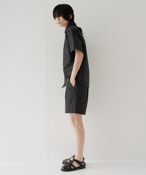 RYU(リュー)の「paper-like cotton one-tuck shorts(その他パンツ・メンズ・ブラック/グレイッシュベージュ・2/4)」の12枚目の写真