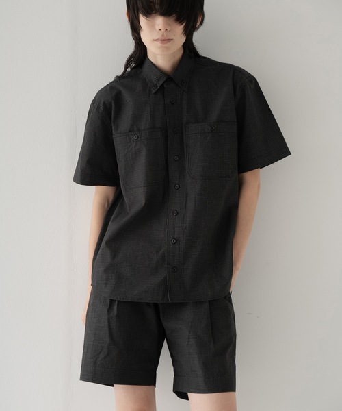RYU(リュー)の「paper-like cotton one-tuck shorts(その他パンツ・メンズ・ブラック/グレイッシュベージュ・2/4)」の9枚目の写真