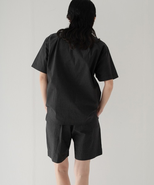 RYU(リュー)の「paper-like cotton one-tuck shorts(その他パンツ・メンズ・ブラック/グレイッシュベージュ・2/4)」の13枚目の写真