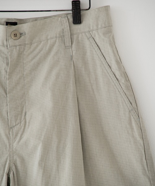 RYU(リュー)の「paper-like cotton one-tuck shorts(その他パンツ・メンズ・ブラック/グレイッシュベージュ・2/4)」の6枚目の写真