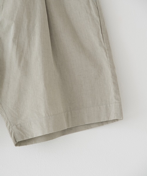 RYU(リュー)の「paper-like cotton one-tuck shorts(その他パンツ・メンズ・ブラック/グレイッシュベージュ・2/4)」の7枚目の写真