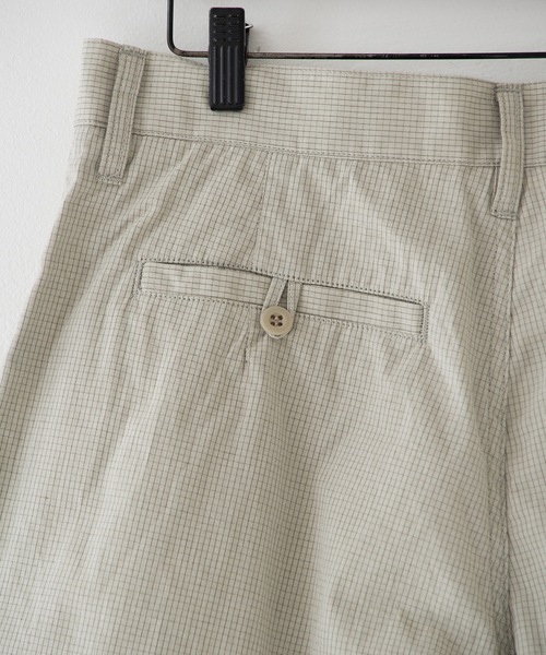 RYU(リュー)の「paper-like cotton one-tuck shorts(その他パンツ・メンズ・ブラック/グレイッシュベージュ・2/4)」の8枚目の写真