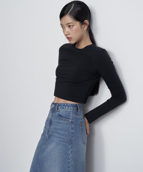 MUSINSA STANDARD WOMAN（ムシンサスタンダードウーマン）の「ウィメンズスリムクロップクルーネック長袖Tシャツ[ブラック]（Tシャツ/カットソー・レディース・その他・SMALL/MEDIUM/LARGE/X-SMALL）」の3枚目の写真