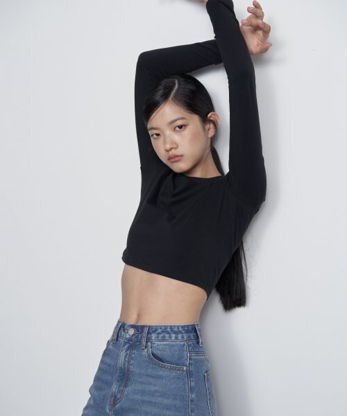 MUSINSA STANDARD WOMAN（ムシンサスタンダードウーマン）の「ウィメンズスリムクロップクルーネック長袖Tシャツ[ブラック]（Tシャツ/カットソー・レディース・その他・SMALL/MEDIUM/LARGE/X-SMALL）」の4枚目の写真
