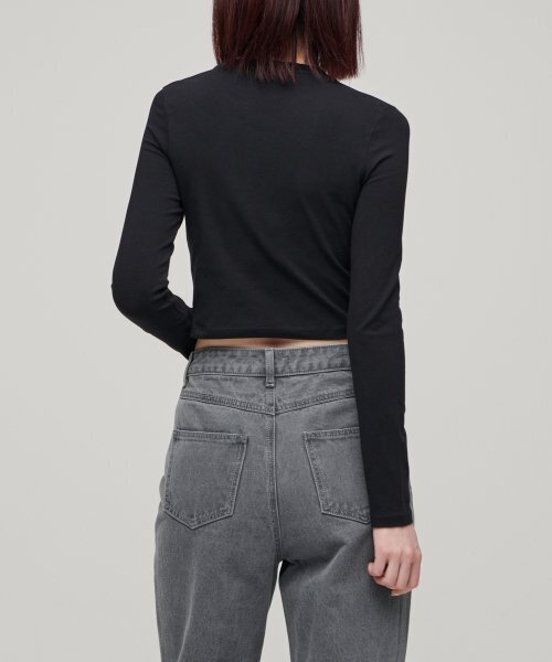 MUSINSA STANDARD WOMAN（ムシンサスタンダードウーマン）の「ウィメンズスリムクロップクルーネック長袖Tシャツ[ブラック]（Tシャツ/カットソー・レディース・その他・SMALL/MEDIUM/LARGE/X-SMALL）」の6枚目の写真