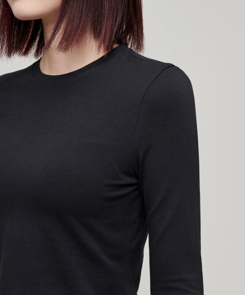 MUSINSA STANDARD WOMAN（ムシンサスタンダードウーマン）の「ウィメンズスリムクロップクルーネック長袖Tシャツ[ブラック]（Tシャツ/カットソー・レディース・その他・SMALL/MEDIUM/LARGE/X-SMALL）」の9枚目の写真
