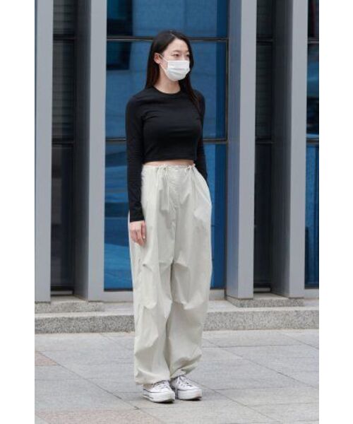 MUSINSA STANDARD WOMAN（ムシンサスタンダードウーマン）の「ウィメンズスリムクロップクルーネック長袖Tシャツ[ブラック]（Tシャツ/カットソー・レディース・その他・SMALL/MEDIUM/LARGE/X-SMALL）」の16枚目の写真