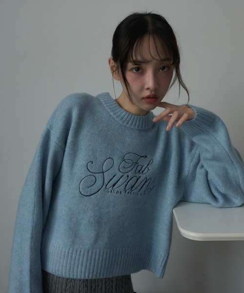 Nadana(ナダナ)の「ロゴ刺繍ニットショートプルオーバー(ニット/セーター・レディース・グレー/ブルー/アイボリー・FREE)」の1枚目の写真